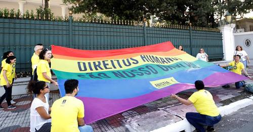 Флаг ЛГБТ. Фото: REUTERS/Paulo Whitaker