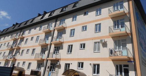 Дом, в котором выдали квартиры детям-сиротам в Нальчике. Фото Людмилы Маратовой для "Кавказского узла" Дом, в котором выдали квартиры детям-сиротам в Нальчике. Фото Людмилы Маратовой для "Кавказского узла"