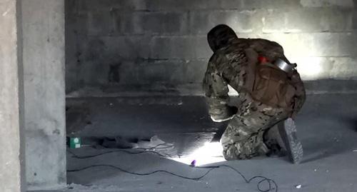 Сотрудник спецслужб во время оперативно-разыскного мероприятия. Фото http://nac.gov.ru/kontrterroristicheskie-operacii/organami-fsb-i-mvd-presechena-deyatelnost.html