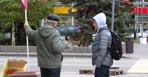 Организатор одиночных пикетов Владимир Васильченко (слева) общается с прохожими. Волгоград, 31 октября 2017 г. Фото Вячеслава Ященко для "Кавказского узла"