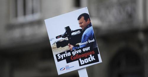 Плакат с требованием вернуть пропавшего журналиста Cuneyt Unal, пропавшего в Сирии. Стамбул, 4 сентября 2012 г. Фото: REUTERS/Murad Sezer 
