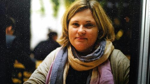 Елена Милашина, редактор отдела спецпроектов "Новой газеты", фото стенда выставки с каплями дождя. 23 ноября 2017 г. Фото Григория Шведова для "Кавказского узла"