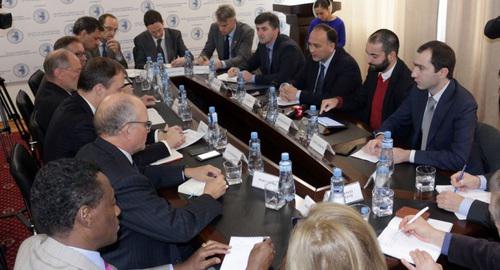 Участники встречи руководства МИД Абхазии с сопредседателями Женевских дискуссий. Сухум, 23 ноября 2017 года. Фото: пресс-служба МИД Абхазии.