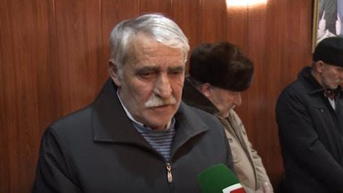 Отец Хусейна Хадизова. Грозный, 23 ноября 2017 г.  Кадр из видео телеканала "Грозный" https://www.youtube.com/watch?v=mcyXO5l216o
