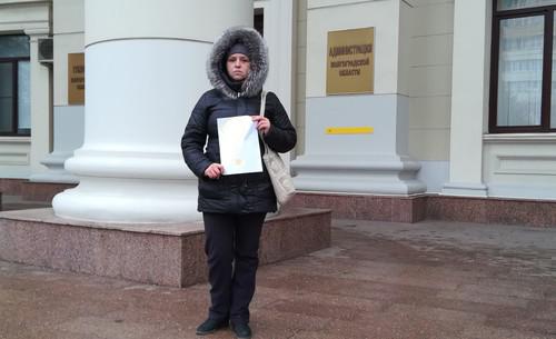 Ольга Демина на одиночном пикете около здания администрации Волгоградской области. 1 декабря 2017 года. Фото Татьяны Филимоновой для "Кавказского узла".