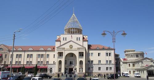 Здание Национального собрания Нагорного Карабаха. Степанакерт. Фото Алвард Григорян для "Кавказского узла"