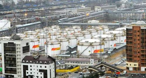 Многоэтажка вблизи Туапсинского НПЗ, Фото: официальная страница Туапсинский НПЗ в Facebook
