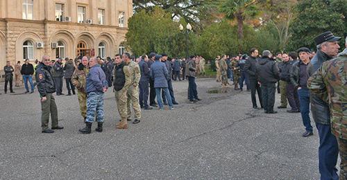 Митинг у Администрации президента Абхазии. 3 января 2018 г. Фото © Sputnik / Илона Хварцкия
http://sputnik-abkhazia.ru/Abkhazia/20180103/1022836100/mitinguyushhie-trebuyut-ot-vlastej-obyasnenij-fakta-peredachi-prestupnika-gruzii.html Митинг у Администрации президента Абхазии. 3 января 2018 г. Фото © Sputnik / Илона Хварцкия
http://sputnik-abkhazia.ru/Abkhazia/20180103/1022836100/mitinguyushhie-trebuyut-ot-vlastej-obyasnenij-fakta-peredachi-prestupnika-gruzii.html