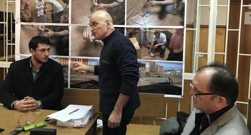 Адвокаты Абдулхаликова - Гаджимурад Измаилов, Константин Мудунов и Мирзахан Гасанов. Фото Патимат Махмудововй для "Кавказского узла"