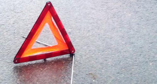 Аварийный знак на дороге. Фото Нины Тумановой для "Кавказского узла" Аварийный знак на дороге. Фото Нины Тумановой для "Кавказского узла"