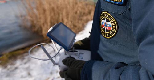 Сотрудник МЧС. Фото Елены Синеок, Юга.ру