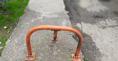 Блокиратор "лягушка" на тротуаре в Сочи. Фото; Светлана Кравченко для "Кавказского узла"