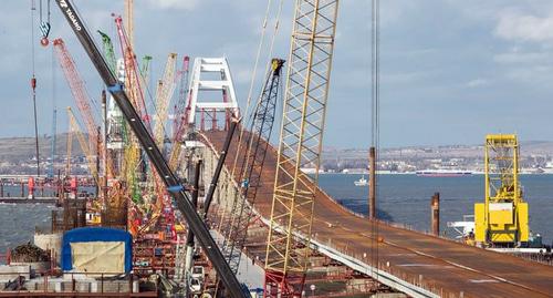 Строительство моста через Керченский пролив 
 Фото http://kerch-most.ru/zavershena-sborka-proletnyx-stroenij-avtodorozhnoj-chasti-kerchenskogo-mosta.html