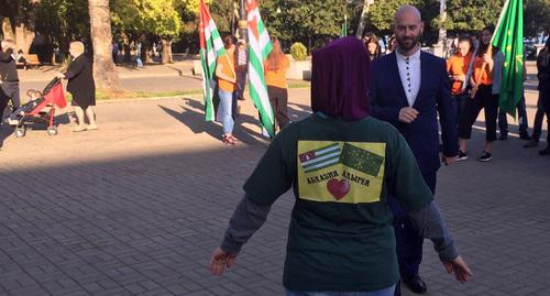 Участники мероприятий, посвященных Дню черкесского флага, в Сухуме. Фото корреспондента "Кавказского узла"