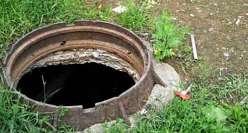 Канализационный люк. Фото http://kbr.sledcom.ru/news/item/1221751/