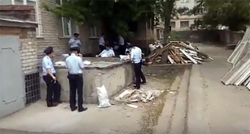 "Обед" сотрудников полиции в Волгограде. Фото: кадр видео Омбудсмен полиции https://vk.com/wall-139453095_432218