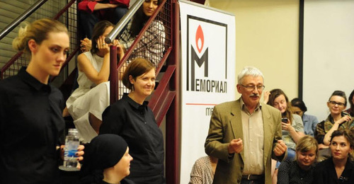 Олег Орлов (справа) выступает на премьере спектакля. Фото Виктории Ивлевой для "Кавказского узла"