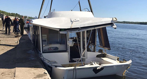 Потерпевший крушение на Волге катамаран. Фото: официальный канал СК России в мессенджере ТамТам Потерпевший крушение на Волге катамаран. Фото: официальный канал СК России в мессенджере ТамТам