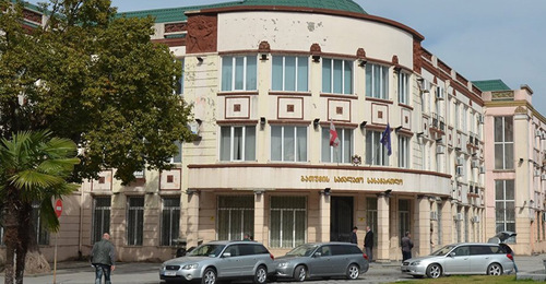 Батумский горсуд. Фото: Sputnik / Seyran Baroyan
https://sputnik-georgia.ru/society/20171013/237736152/Grabezh-v-odezhde-Santa-Klausa-obvinjaemogo-posadili-v-Gruzii.html Батумский горсуд. Фото: Sputnik / Seyran Baroyan
https://sputnik-georgia.ru/society/20171013/237736152/Grabezh-v-odezhde-Santa-Klausa-obvinjaemogo-posadili-v-Gruzii.html