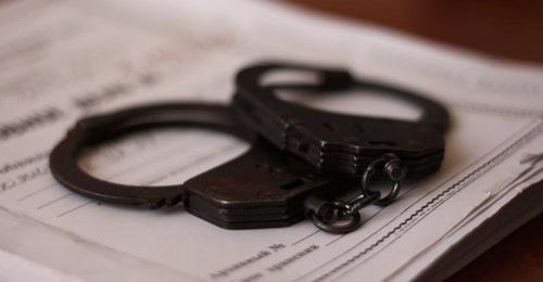 Наручники и уголовное дело. Фото: Валентина Мищенко / Югополис