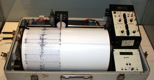 Сейсмограф. Фото: Yamaguchi先生 https://ru.wikipedia.org Сейсмограф. Фото: Yamaguchi先生 https://ru.wikipedia.org