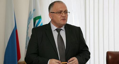 Арсен Алакаев. Фото http://glava.kbr.ru/kbr/news/97-2014-01-26-15-29-06/10983-2015-10-20-15-30-11.html Арсен Алакаев. Фото http://glava.kbr.ru/kbr/news/97-2014-01-26-15-29-06/10983-2015-10-20-15-30-11.html