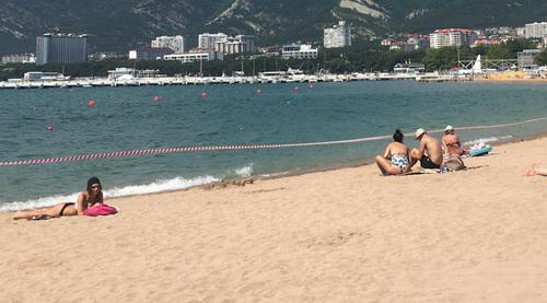 Закрытый для купания пляж в Геленджике, 6 июля 2018 год. Фото Анны Грицевич для "Кавказского узла" Закрытый для купания пляж в Геленджике, 6 июля 2018 год. Фото Анны Грицевич для "Кавказского узла"