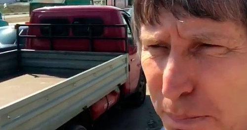 Хусен Шалов. Фото: кадр видеообращения Хусена Шалова к начальнику управления ГИБДД с просьбой отрегулировать движение на въезде в Чегем https://www.instagram.com/p/BlCnqwtBW-5/?taken-by=kbr.tut Хусен Шалов. Фото: кадр видеообращения Хусена Шалова к начальнику управления ГИБДД с просьбой отрегулировать движение на въезде в Чегем https://www.instagram.com/p/BlCnqwtBW-5/?taken-by=kbr.tut