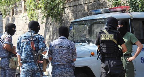 Подразделения спецслужб блокируют въезд к зданию полка полиции. Ереван, июль 2016 г. Фото Тиграна Петросяна для "Кавказского узла"