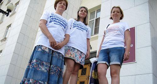 Дольщики ЖК "Европейский" провели акцию протеста у здания правительства Ростовской области. Ростов-на-Дону, 13 июля 2018 года. Фото Константина Волгина для "Кавказского узла" Дольщики ЖК "Европейский" провели акцию протеста у здания правительства Ростовской области. Ростов-на-Дону, 13 июля 2018 года. Фото Константина Волгина для "Кавказского узла"