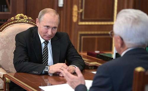 Встреча В. Путина с временно исполняющим обязанности главы Республики Дагестан Владимиром Васильевым. Фото http://kremlin.ru/events/president/news/57975