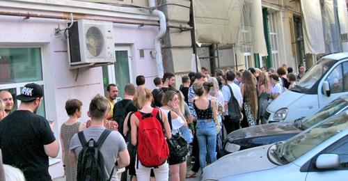 Ростовчане стоят в очереди, чтобы поставить подписи под петицией за сохранение "Дома Кисина". Фото Константина Волгина для "Кавказского узла" Ростовчане стоят в очереди, чтобы поставить подписи под петицией за сохранение "Дома Кисина". Фото Константина Волгина для "Кавказского узла"