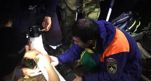 Спасатели эвакуируют пострадавшего туриста из ущелья Герхожан. Фото официальная страница отряда МЧС КБР в FB, https://www.facebook.com/pressmchskbr/photos/pcb.2196478573917040/2196478463917051/?type=3&theater Спасатели эвакуируют пострадавшего туриста из ущелья Герхожан. Фото официальная страница отряда МЧС КБР в FB, https://www.facebook.com/pressmchskbr/photos/pcb.2196478573917040/2196478463917051/?type=3&theater