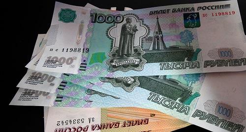 Денежные купюры. Фото Нины Тумановой для "Кавказского узла"