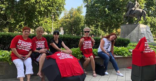 Дольщики жилого комплекса "Рич Хаус" у здания администрации Краснодарского края. Краснодар, 6 августа 2018 года. Фото Анны Грицевич для "Кавказского узла"
