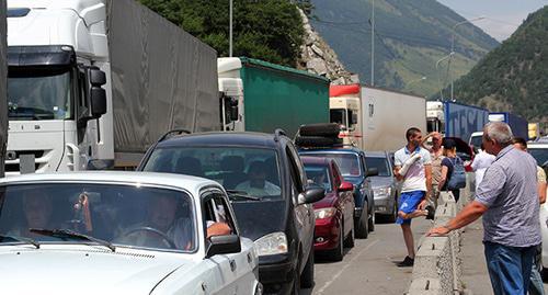 Пробка на подъезде к КПП "Верхний Ларс"/, июль 2017 года. Фото Алана Цхурбаева для "Кавказского узла". Пробка на подъезде к КПП "Верхний Ларс"/, июль 2017 года. Фото Алана Цхурбаева для "Кавказского узла".