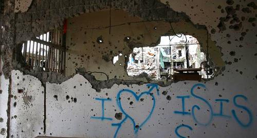Граффити с надписью "я люблю ИГИЛ". 
(ИГИЛ - запрещенная в России террористическая организация)  в поврежденном здании в городе Марави, Филиппины. Фото  REUTERS/Romeo Ranoco