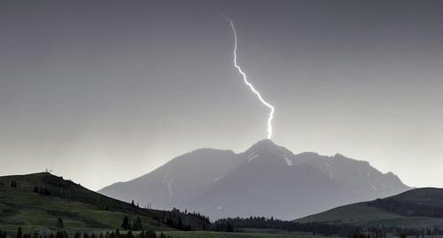Молния в горах. Фото https://pixabay.com/ru/молния-гроза-буря-погода-облака-880154/ Молния в горах. Фото https://pixabay.com/ru/молния-гроза-буря-погода-облака-880154/