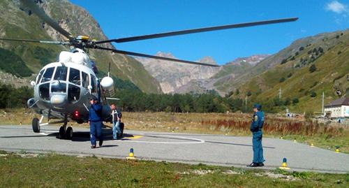 Вертолёт спасателей Эльбрусского высокогорного поисково-спасательного отряда. Фото http://07.mchs.gov.ru/operationalpage/operational/item/7241513/ Вертолёт спасателей Эльбрусского высокогорного поисково-спасательного отряда. Фото http://07.mchs.gov.ru/operationalpage/operational/item/7241513/