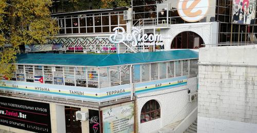 Ночное кафе. Сочи. Фото Светланы Кравченко для "Кавказского узла"