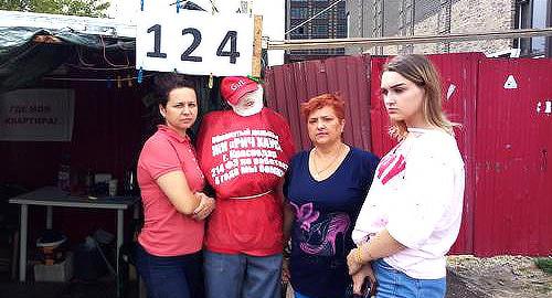 Дольщики "Рич Хаус". 31 августа 2018 года. Фото Анны Грицевич для "Кавказского узла" Дольщики "Рич Хаус". 31 августа 2018 года. Фото Анны Грицевич для "Кавказского узла"