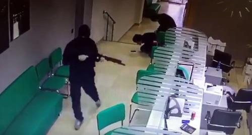 Три человека в масках и с автоматами в отделение Сбербанка Абхазии. Фото smotrim video https://www.youtube.com/watch?time_continue=17&v=LpUy3vb55jc
Три человека в масках и с автоматами в отделение Сбербанка Абхазии. Фото smotrim video https://www.youtube.com/watch?time_continue=17&v=LpUy3vb55jc