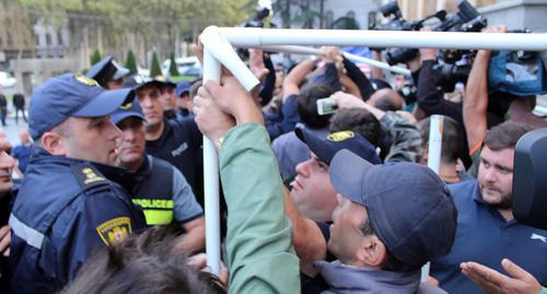 стычки с полицейскими из-за запрета на установление палаток Фото Инны Кукуджновой для "Кавказского узла"