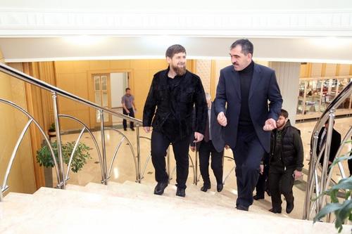 Рамзан Кадыров (слева) и Юнус-Бек Евкуров. Фото http://www.ingushetia.ru/news/v_magase_sostoyalas_vstrecha_yunus_beka_evkurova_i_ramzana_kadyrova/