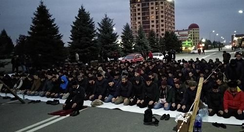 Протестующие в Магасе молятся на площади. Фото предоставлено "Кавказскому узлу" Якубом Гогиевым.
