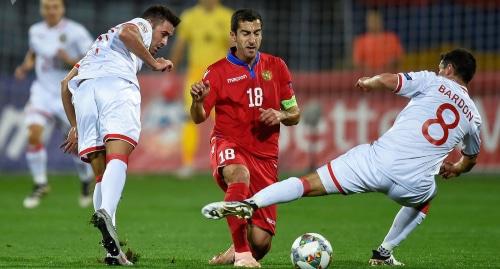 Игроки сборных Армении и Гибралтара 13 октября 2018 года в Ереване. Фото: Sputnik/ Asatur Yesayants.

Читать далее: https://ru.armeniasputnik.am/nl2018/20181014/15072283/Armeniya--Gibraltar-sensatsionnoe-porazhenie.html