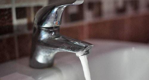 Вода льется из крана. Фото Елены Синеок, Юга.ру