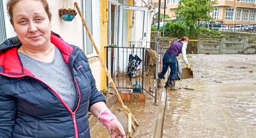 Жители дома 16-а на улице Петрозаводская убирают последствия после потопа. Фото Светланы Кравченко для "Кавказского узла"

