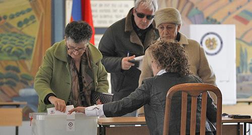 На избирательном участке в Армении во время выборов. Фото: REUTERS/David Mdzinarishvili