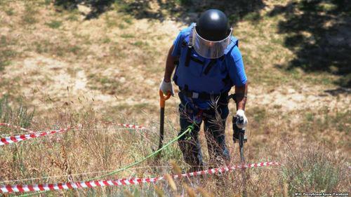Сапер в процессе разминирования. Фото официальная страница FB  МЧС Крым https://www.facebook.com/mchscrimea/